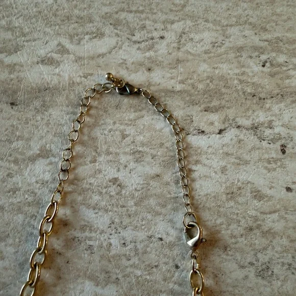 Elegant Green and Gold Necklace - Picture 3 of 4